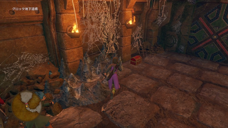 通行の妨げにならないクモの巣